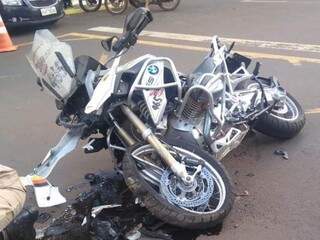 Moto de Eduardo Gauna caída após colisão com carro que fez conversão proibida (Foto: Direto das Ruas)