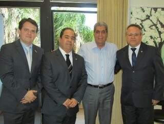 Após reunião, governador posa para fotos ao lado de procuradores de Justiça e chefe do MPE (à direita do governador) (Foto: Divulgação)