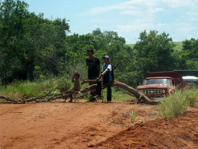 &Iacute;ndios ocupam fazenda para ter acesso &agrave; escola e PF investiga tiroteio