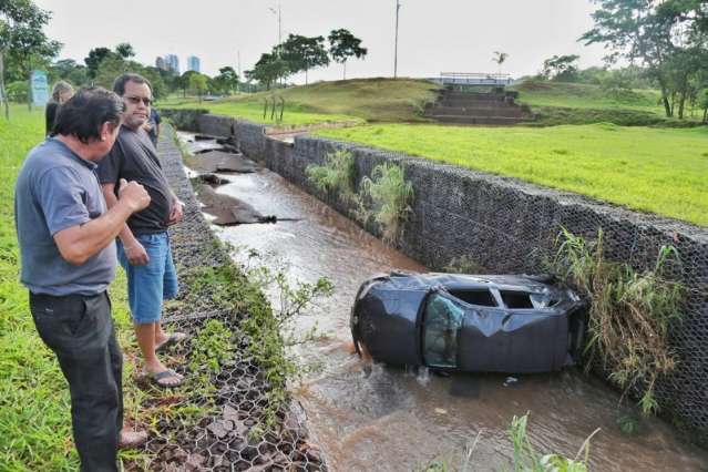 Carro capota e cai em c&oacute;rrego com dois jovens que voltavam de festa