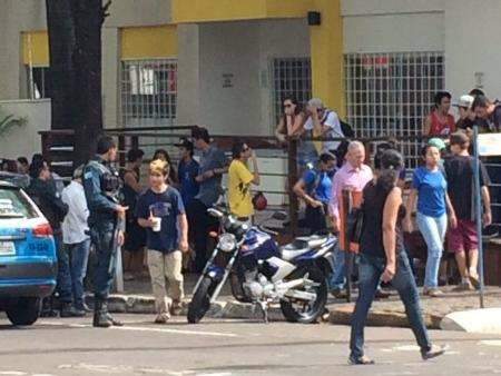 PM faz plant&atilde;o em porta de escola e sorveteria para evitar briga entre alunos