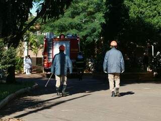 Funcionários acompanham o trabalho dos bombeiros na área externa da instituição. (Foto: Alcides Neto)