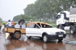 Fiat Uno capotou duas vezes e motorista ficou ferido (Foto: Alcides Neto)