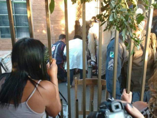 Pol&iacute;cia procura dupla suspeita de perseguir e matar jovem a tiros ap&oacute;s briga