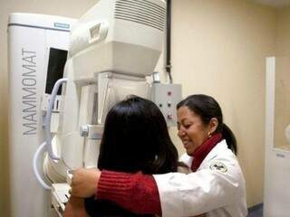 Exame de mamografia sendo realizado em campo-grandense, pela Sesau. (Foto: Divulgação/Sesau)