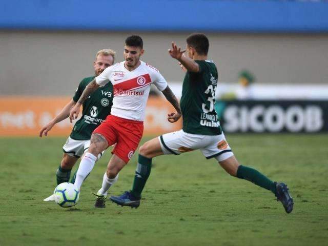 De virada e com um jogador a menos, Goi&aacute;s vence o Inter por 2 a 1 