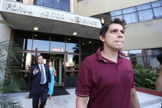 Sil&ecirc;ncio e mist&eacute;rio marcam in&iacute;cio de julgamento de acusado de agredir ex