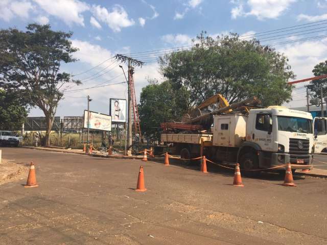 Manuten&ccedil;&atilde;o da rede el&eacute;trica interdita meia pista na rua Cear&aacute;