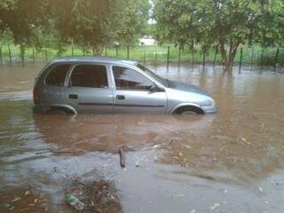 Chuva forte de segunda-feira causou transtornos a moradores de Aquidauana. (Foto: Aquidauana News) 