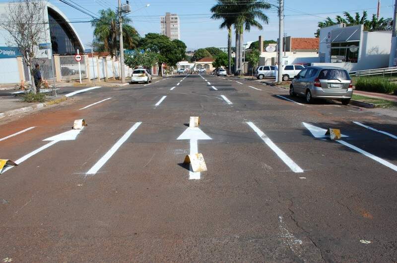 Dois Peões Que Atravessam a Estrada Com Uma Nova Marca Branca Amarelada De  Um Peão Que Atravessa a Via Pública Conceito De Seguran Imagem de Stock -  Imagem de amarelo, estrada: 231889151