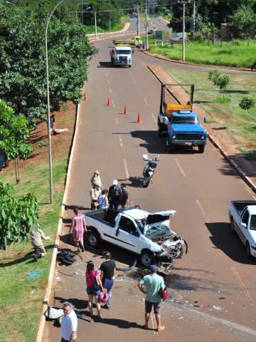  Motorista perde controle e cai com ve&iacute;culo de viaduto na Mascarenhas 