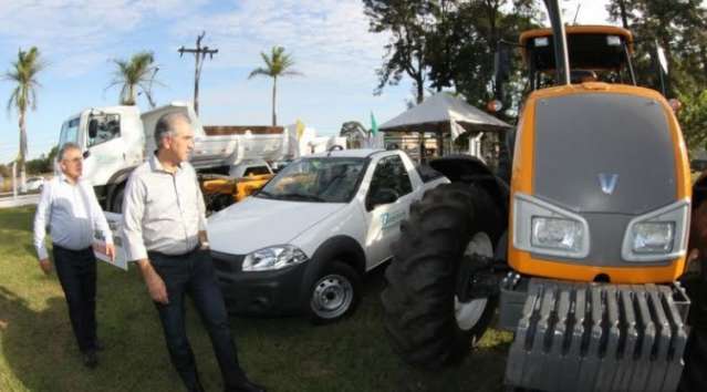 Governador entrega ve&iacute;culos e promete acabar com vaz&atilde;o em lagoa
