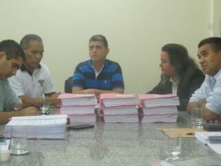 João Rocha (centro) considera que os cinco membros da Comissão de Ética não são investigados na operação Coffee Break (Foto: Antonio Marques)