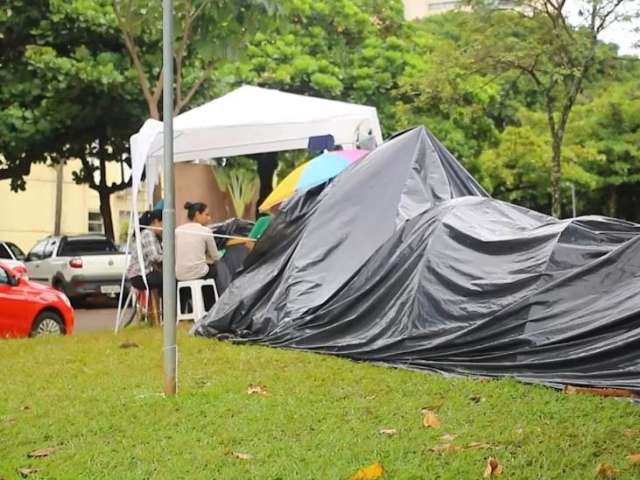 Debaixo de lona, concursados est&atilde;o h&aacute; 8 dias acampados na prefeitura