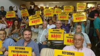 Servidores lotam o plenário da Assembléia para protestar contra a proposta do Governo do Estado para a reforma da previdência (Foto: Leonardo Rocha)