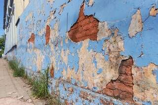 Pintura se desfazendo da fachada do prédio (Foto: Henrique Kawaminami)
