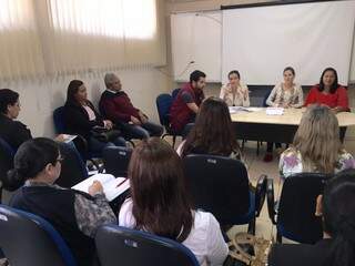 Reunião hoje em Naviraí discutiu ações para conter epidemia de gripe (Foto: Divulgação)