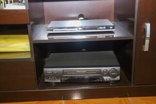Dividindo a estante com o aparelho de DVD, o antigo videocassete é relíquia de família (Foto: Paulo Francis)