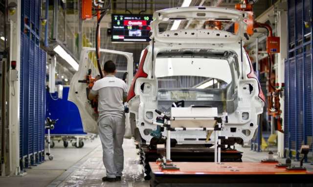 Vendas de veículos novos caem 25,2% no mês diz Anfavea 