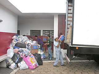 Voluntários ajudam a carregar caminhão com doações para o RJ. (Foto: Divulgação/Corpo de Bombeiros)