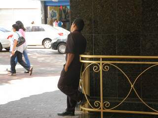 Com pouco serviço, funcionário de hotel acompanha movimetno da cidade. (Foto: Pedro Peralta)