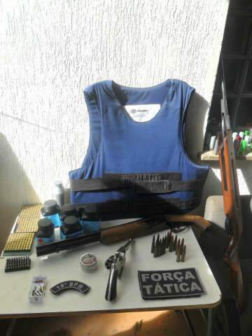  Ap&oacute;s tentativa de homic&iacute;dio, jovens s&atilde;o presos com arsenal de armas 