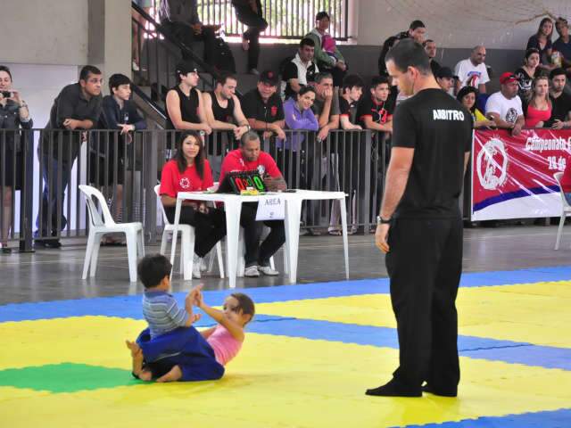  Crian&ccedil;as e adolescentes participam do 1&ordm; Estadual de Luta Livre 