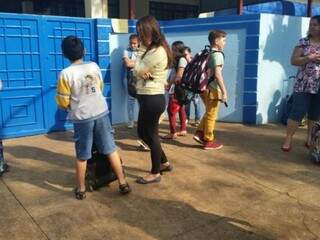 Alunos esperando abertura de portão em escola do centro; desembargador citou vulnerabilidade (Foto: Arquivo)