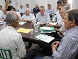Roberto Cavalcanti (à esquerda) com governador, secretários e deputados, hoje em Dourados (Foto: Chico Ribeiro)
