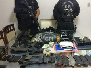 Armas e munições encontradas durante operação da PF (Foto: Direto das Ruas)