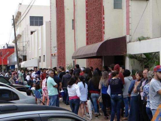 Brasileiros enfrentam fila por vaga em curso de medicina no Paraguai