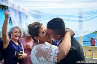 O beijo como marido e mulher. (Foto: Mauro Dias Fotografia)