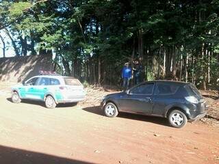 Ford Ka, um dos três carros roubados em residência ontem, foi encontrado abandonado hoje cedo (Foto: Osvaldo Duarte/Dourados News)