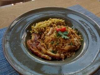 E pratos regionais, como arroz com banana da terra e farofa.  