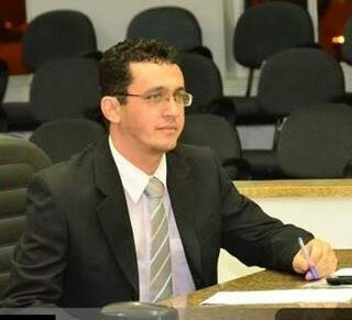 Vereador Adriano Caçula (PSC), foi quem elaborou a lei para beneficiar os servidores públicos de Paranaíba. (Foto: Arquivo Pessoal)