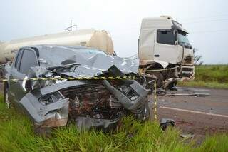 Motorista morreu no local do acidente. (Foto: Simão Nogueira)