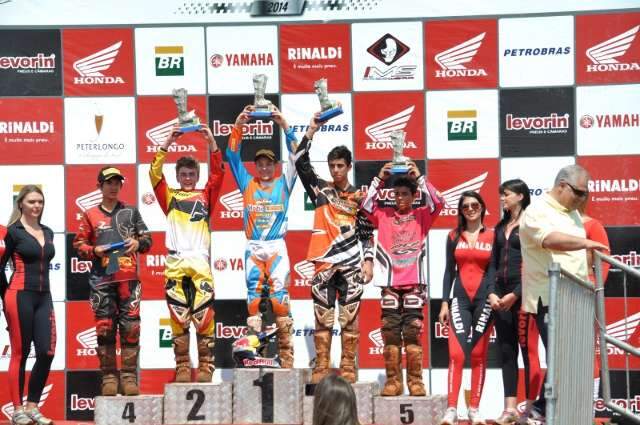 &Aacute;gua de coco e terer&eacute; s&atilde;o ant&iacute;doto contra calor em prova de motocross