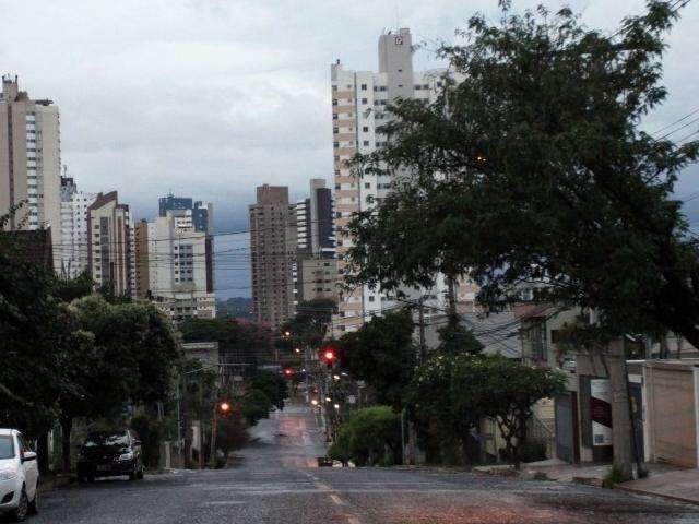 Segunda ser&aacute; de temperaturas amenas e mais um dia de chuva 