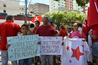 André, à direita, diz que sempre participa das manifestações e acredita na democracia (Foto Fernanda Yafusso)