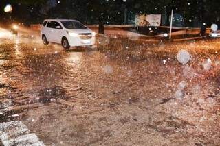 Chuva forte começou no final da tarde desta quinta-feira em Campo Grande (Foto: Adriel Mattos)