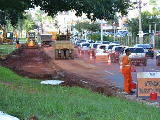 Por conta das obras de alargamento o trânsito está lento entre o Shopping Campo Grande e Carrefour. (Foto: João Garrigó)