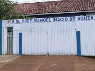 &quot;Rampa&quot; na porta da escola foi feita como tentativa para impedir que a água entrasse no colégio. (Foto: Henrique Kawaminami)