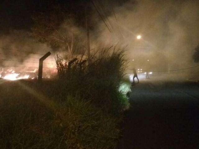 Vizinhos ajudam a conter inc&ecirc;ndio em terreno no Ch&aacute;cara Cachoeira