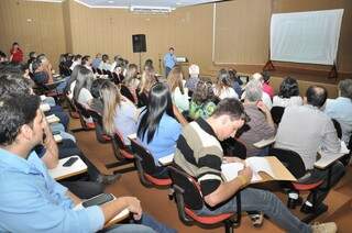 Técnicos, servidores e estudantes acompanharam palestra no auditório da Prefeitura de Dourados (Foto: Divulgação)