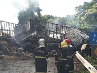 Veículos ficaram destruídos (Foto: Edição de Notícias)