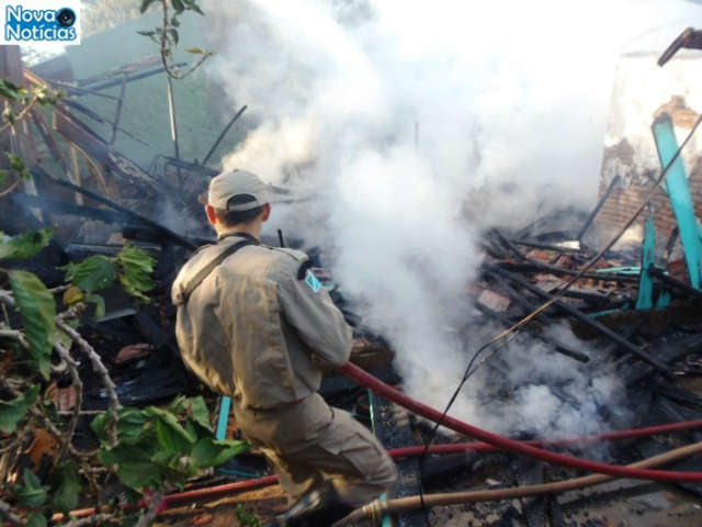  Inc&ecirc;ndio destr&oacute;i casa de madeira em Nova Andradina