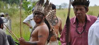 Índios em invasão da Fazenda Petropólis, em maio do ano passado (Foto: João Garrigó)