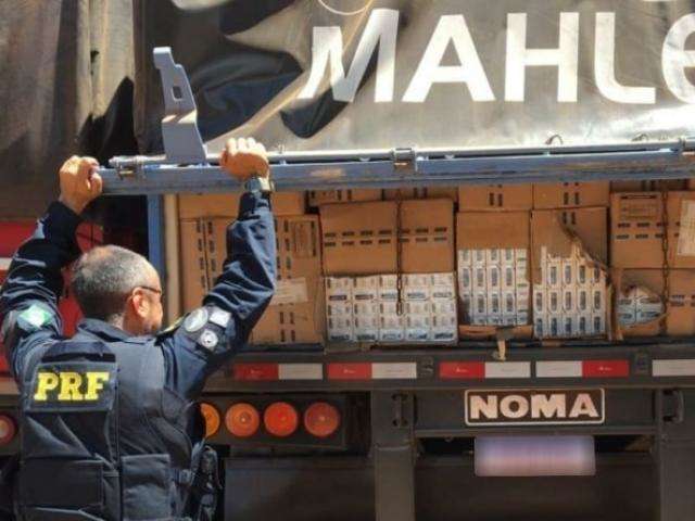 Carreta com 450 mil ma&ccedil;os de cigarros &eacute; apreendida pela PRF na BR-163
