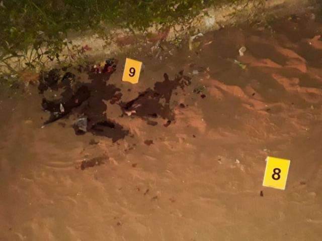Homem &eacute; socorrido em estado grave depois de ser alvejado por 9 disparos