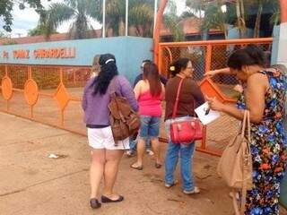 Candidatas do Encceja em frente a um dos locais de provas, em Campo Grande (Foto: Marcos Ermínio/Arquivo)